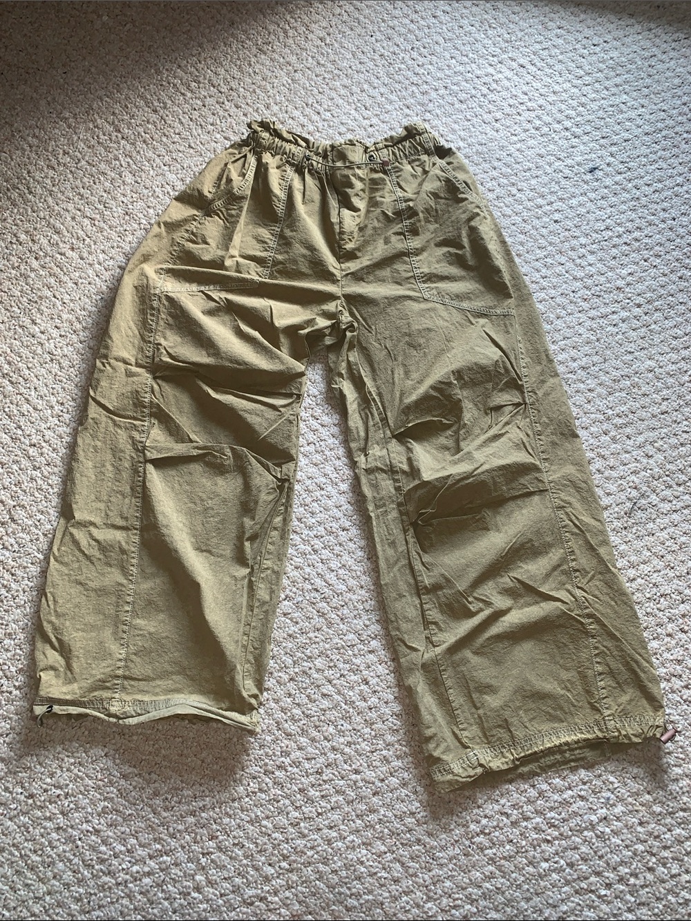 Urban outfitters women’s Wide-Leg Cargo nylon skate Pants Olive XS